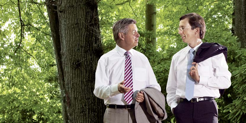 Die Geschäftsführung von SCHELL: Dirk Lückemann (links), Joachim Schell (rechts) Lernen Sie uns von unserer grünen Seite kennen. Nachhaltigkeit für SCHELL die natürlichste Sache der Welt.