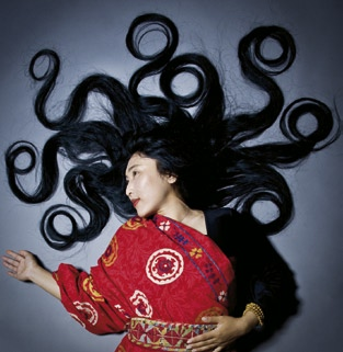 Die verbindende und befreiende Kraft der Musik Ein Portrait der tibetischen Sängerin Soname Yangchen anlässlich ihres neuen Albums und Konzerts in Berlin.