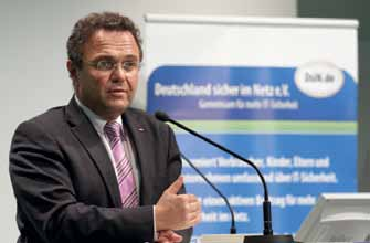 Dr. Hans-Peter Friedrich auf dem MesseCampus der Sicherheitsmesse it-sa Das Bundesministerium des Innern unterstützt Deutschland sicher im Netz e.v.