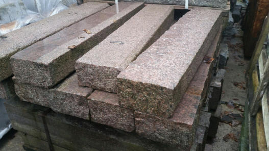 Granit-Leistensteine 12 x 20 x ca. 100cm rot gestockt Bestand: ca. 20 Stück Preis pro Stück 20,00 EUR zzgl. MwSt.