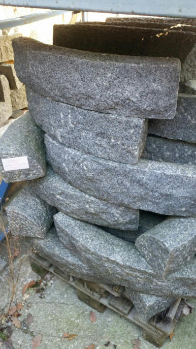Granit-Radiensteine dunkelgrau gestockt 15 x 15 x 50cm Bestand: ca. 36 Stück Preis pro Stück 5,95 EUR zzgl.