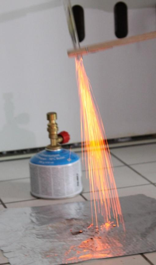 Abbildung 4: Spontane Verbrennung des pyrophoren Eisens. (Bild: Swiss Nano-Cube) 5.3. Entsorgung der Lösungen und Chemikalien Hinweise zur Entsorgung im Anhang 2 beachten!