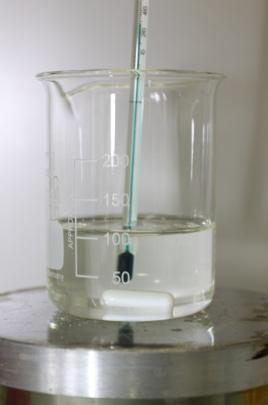 2.a 2.b 2.c Abbildung 2: (a) 50 mm Ammoniumeisen(II)-Sulfat Lösung. (b) Ammoniumeisen(II)-Sulfat Lösung kurz nach der Zugabe der Di-Ammoniumoxalat Lösung.
