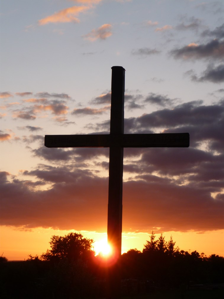 de Ostern 2015 Bild: Hasenfuß, Die Sonne hinter der Berolzheimer Kirche