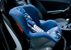 ein Kindersitz mit AKSE auf dem Beifahrersitz montiert wird. Alle Kindersitze sind auch bei Fahrzeugen ohne ISOFIX Verankerung verwendbar.