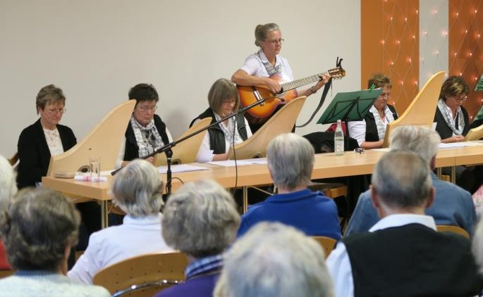 Unter der Leitung von Frau Agnes Hermann wurde ein höchst gekonntes und für alle Gäste außerordentlich unterhaltsames Programm an Liedern begleitet von den Veeh-Harfen und zu Gitarrenklängen