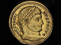 Station 3: Kaiser Konstantin in Trier Eine römische Münze mit dem Bild des Kaisers Konstantin und die Rekonstruktion der Palastaula der heutigen Basilika in Trier Ein römischer Kaiser bringt dem