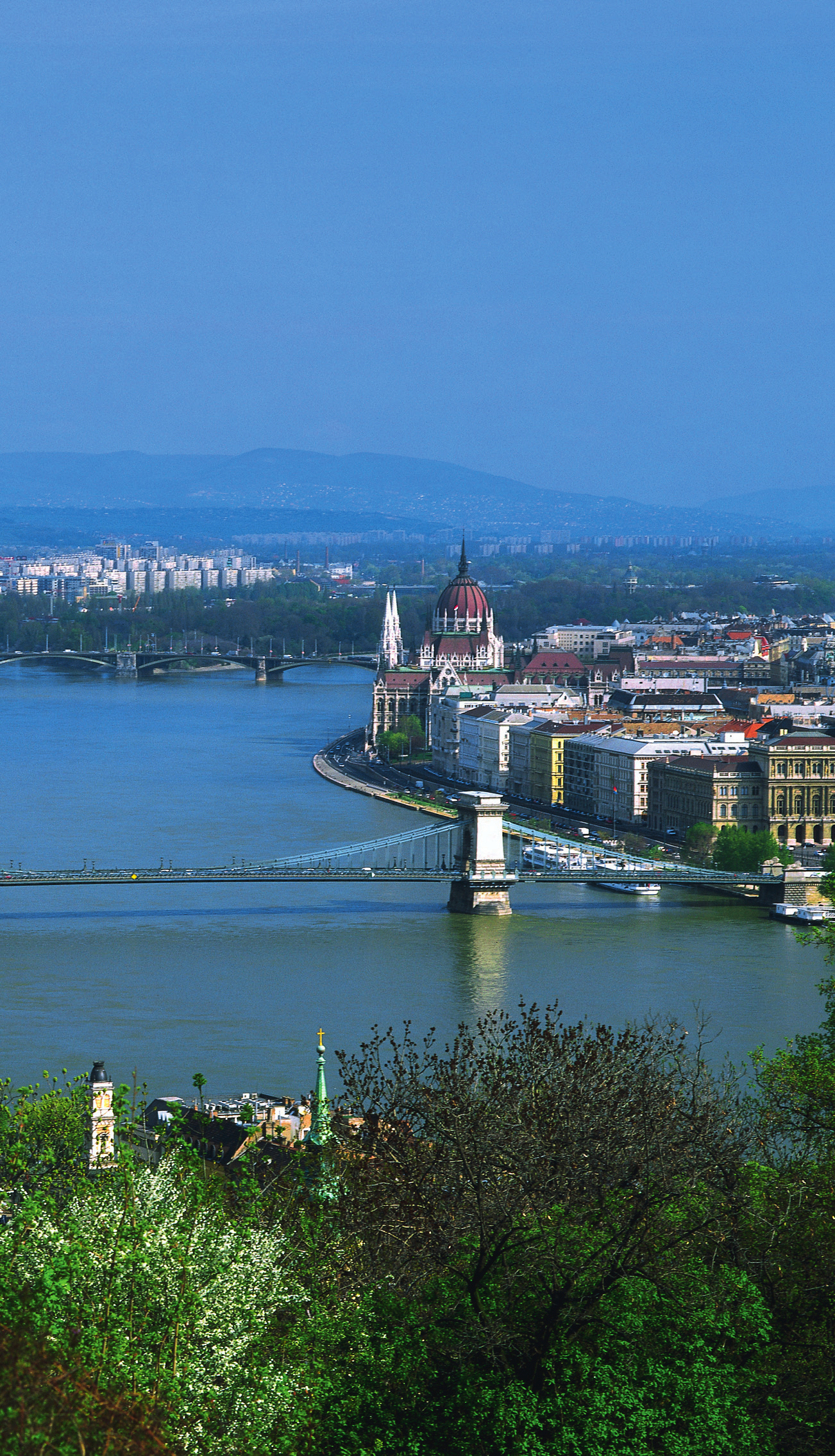 ENTDECKEN SIE BUDAPEST! Was für ein Panorama! Von der Fischerbastei schweift der Blick über die Donau und ihre Brücken auf die ungarische Hauptstadt.