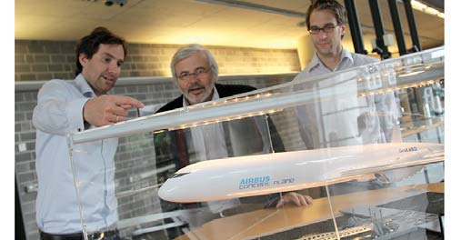 Die Zukunft des Fliegens? Fahrwerkloses Flugzeug im Modell v. l. n. r.: Jan Binnebesel, TuTech-Geschäftsführer Dr.