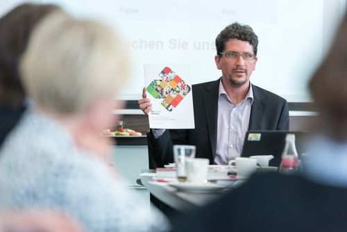 Beim Runden Tisch in Essen Oldenburg informierte er als einer von drei Referenten über Ausbildungs- und Fördermöglichkeiten für Betriebe.