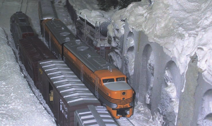 Auf diesem 4 m langen Diorama wird ein selten nachgebautes Thema in der Modellbahnwelt gezeigt. Die Schneeräumung der Southern-Pacific (SP) am Donner-Pass.