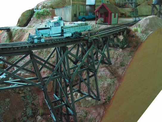 Das Thema der 0n3 Anlage Rio Blanco Mining (3 Fuss,1:48) ist eine Minenbahn im Westen der USA. Ein kleiner Bahnhof mit Drehscheibe (6) und Lokschuppen bildet den Kern der Anlage.