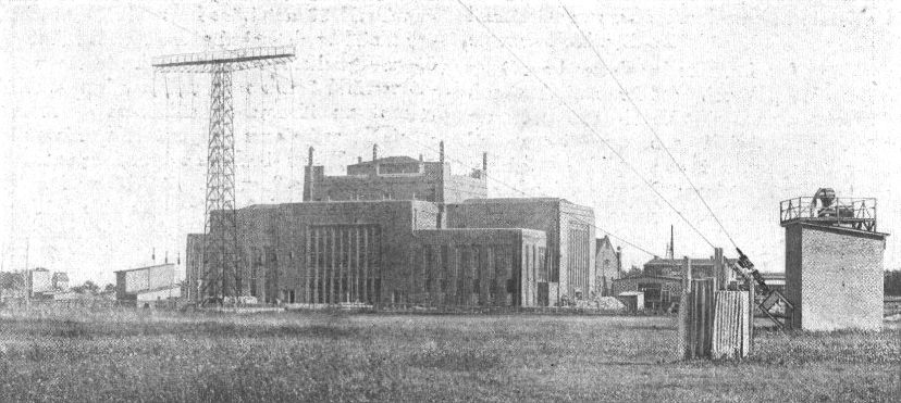 Seite 46 TELEFUNKEN ZEITUNG Nr.17 Bild 32. Das Stationshaus im Jahre 1918 Bauschwierigkeiten beim Neubau der Großstation Nauen während des Krieges Von H. Rabes Der Neu- bzw.