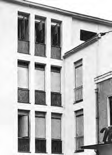 Diese waren, soweit aus den historischen Fotografien erkennbar, mehrheitlich Stahlfenster mit überwiegend dunkler Tonigkeit (etwa bei den Kopfbauten Hauptstraße 14, Hauptstraße, Hauptstraße und