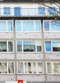 Zum Zweiten sind dies durch vertikale, geschossübergreifende Wandvorlagen regelmäßig gegliederte Fassaden, zum Dritten Lochfassaden mit regelmäßiger, oft einheitlicher Fenstergliederung.