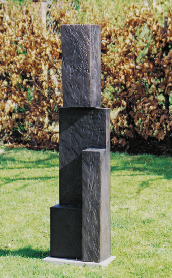 Figur, 1983 Bronze, 139 34,5 20 cm monogrammiert und nummeriert Auflage: 6 Exemplare war für Steinbrenner die Zuwendung zur Ungegenständlichkeit im Sinne einer Suche nach dem Ur-Bild, befreit von