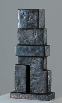 Figur (Atelier-Nr. 27), 1984 Bronze, 33,1 15,7 6,5 cm monogrammiert und nummeriert Auflage: 10 Exemplare Holz- oder Steinblock Herausschälen die letztendlich gültige Form.