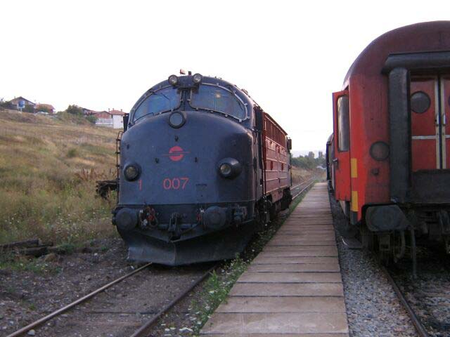 Abbildung 3: Rangiervorgänge kann man im Bahnhof Pristina "hautnah" miterleben Die Waggons und auch die Lokomotiven der UNMIK Railways Kosovo