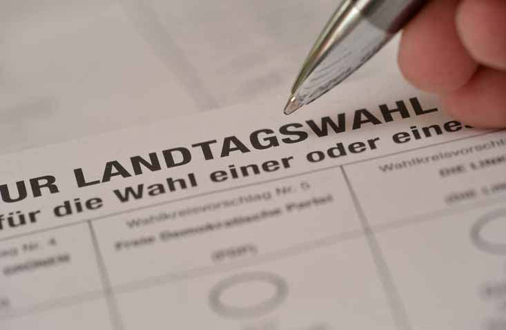 2. Die Land-Tags-Wahl Alle 5 Jahre ist Land-Tags-Wahl. Die nächste Land-Tags-Wahl in Bayern ist 2018. Die Parteien bestimmen die Personen, die gewählt werden können. Man nennt sie Kandidaten.