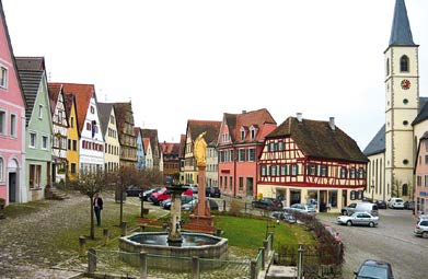 Sie liegt im idyllischen Altbachtal rund 16 km südwestlich der Stadt Würzburg an der Landesgrenze zu Baden-Württemberg und hat insgesamt rund 2.000 Einwohner.