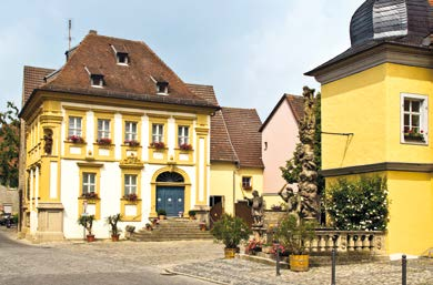 de Eine Perle im Fränkischen Weinland Frickenhausen liegt im Fränkischen Weinland eingebettet zwischen Rebhängen und dem Main und ist einer der ältesten Weinorte in Mainfranken.