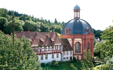de Familiärer Charme rund ums Benediktinerkloster Die Gemeinde Holzkirchen ist eine kleine Wohngemeinde, die gleichwohl einige Möglichkeiten der Betätigung im bürgerschaftlichen, kirchlichen,