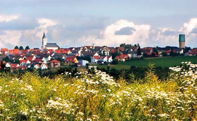 Erste schriftliche Zeugnisse über den Ort an der Grenze Bayerns zu Baden-Württemberg stammen aus dem Jahre 779. Man vermutet, dass die Gründung des Dorfes in die Karolingerzeit fällt.