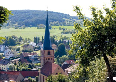 de In Kürnach Zukunft spüren In den vergangenen Jahrzehnten hat sich Kürnach von einem ländlich strukturierten Dorf zu einer modernen Stadtrandgemeinde im Umfeld des Oberzentrums Würzburg entwickelt.