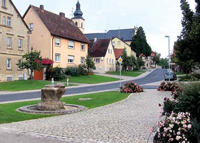Das über 900 Jahre alte Städtchen ist eingebettet in die idyllische Tauberlandschaft. Mit den Stadtteilen Aufstetten und Strüth leben rund 1.700 Menschen in Röttingen.