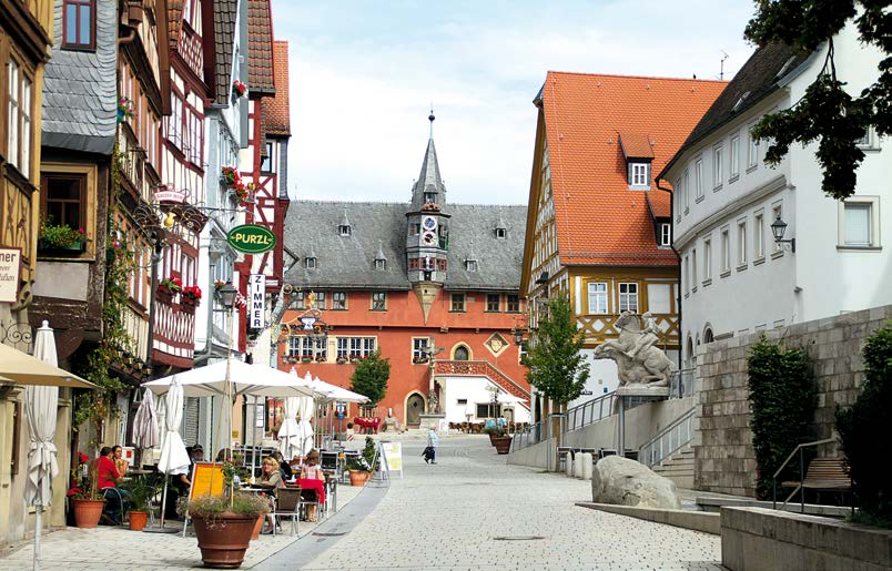 einladend zukunft mit geschichte Reizvoll: Sport und Schauspiel Besucher und Bewohner schätzen die Vielzahl von Freizeit- und Sportmöglichkeiten die Romantische Straße, die Wanderund Fahrradwege und