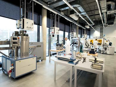 Euro aus. Das ZAE Bayern überbrückt mit seinen Forschungs- und Entwicklungstätigkeiten die Lücke zwischen Grundlagenforschung und angewandter Industrieforschung.