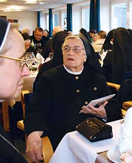 Glauben Leben Frohe Gemeinschaft in lebendigem Geist Adventliche Begegnung der Ordensleute im Kölner Mutterhaus der Cellitinnen Es war sozusagen eine Premiere, vor allem aber eine, die zur