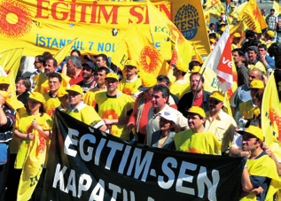 19 HLZ 1 2/2006 TITELTHEMA Solidarität Mit herzlichem Beifall begrüßte die Landesdelegiertenversammlung Güven Boga, den Vorsitzenden der türkischen Lehrergewerkschaft Egitim-Sen in der Provinz Adana.