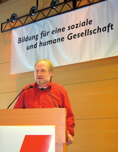 TITELTHEMA HLZ 1 2/2006 8 Gewerkschaftstag in Hanau Inhaltliche Diskussionen statt der ewigen alten Hahnen- und Hähninnen-Kämpfe, wünschte sich Angelika Becker (54) vom GEW-Kreisverband Marburg, als