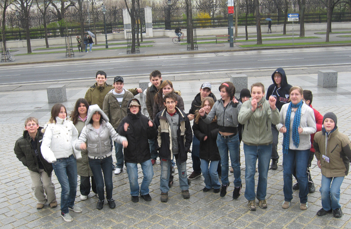 Umgangssprachlich ist der Begriff Medien vor allem mit den Massenmedien Zeitung, Zeitschrift, Hörfunk, Film und Fernsehen verbunden.