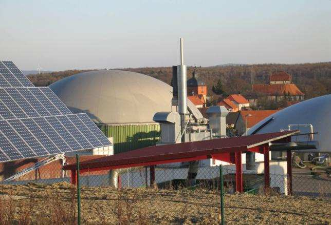 BIOENERGIEDORF JÜHNDE 10 Jahre dezentrale Energieerzeugung auf der Basis von Biomasse Jühnde 15 km von Göttingen, 750 Einwohner Beteiligung der Bevölkerung über die Genossenschaft