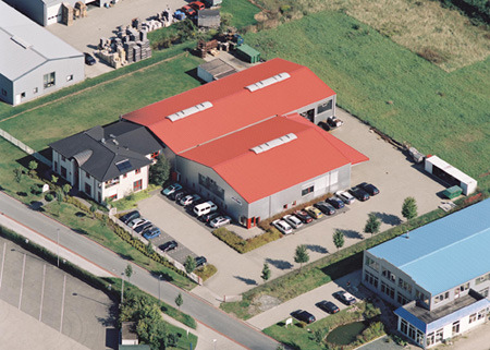 Wir über uns Im Januar 1990 wurde die Firma Fuhrmann durch den heutigen Geschäftsführer Uwe Fuhrmann in einer kleinen Garage in Achim-Embsen gegründet.