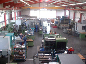 Leistungen Die Firma Metec GmbH ist mit modernsten Maschinen im Bohr-, Fräs- und Drehbereich ausgestattet.