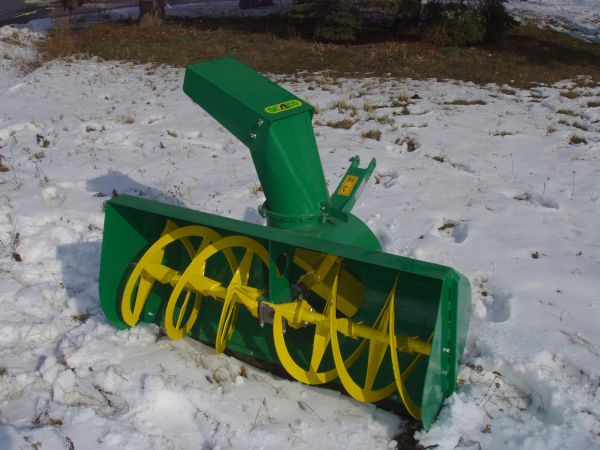 Schneefräse für Traktoren mit KAT-1 Drei-Punkt-Kraftheber manuell verstellbarer Auswurfschacht und Stutzen Antrieb über