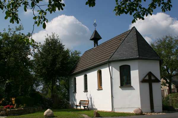 Über die Jahrhunderte hinweg hat sich in Hennef ein reiches kirchliches Leben entwickelt, das bis in unsere Zeit besteht. Zeichen davon sind die vielen Kapellen im Stadtgebiet, die z.t. unter Denkmalschutz stehen: die Fachwerkkapelle St.