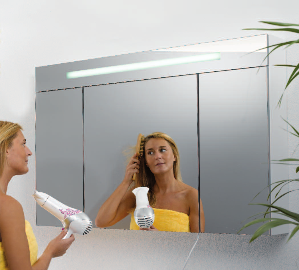spiegelschrank mit beleuchteter zierblende Integrierte Neonröhre 21 Watt 3 Drehtüren ohne Softclose Innen nicht verspiegelt 3 Glaseinlegeböden Effizienzklasse: A Maße (B x H x T):