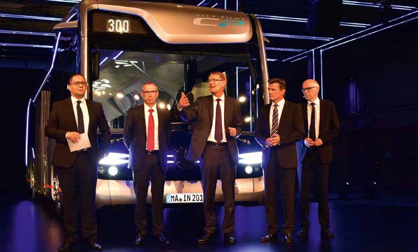 Blick in die nahe Zukunft: Daimler-Buses-Chef Hartmut Schick stellte den Future Bus mit seinen Vorstandskollegen in Amsterdam vor Gestaltungselemente zu Gunsten von digitalen Licht-Signets mit