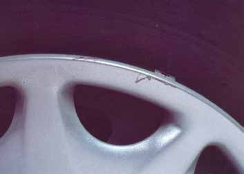 geflickte Seitenwände Ungleichmäßiger Laufflächenverschleiß, der auf Radfurchung-/Spurführungsfehler hinweist Räder/Radzierblenden mit beschädigten oder fehlenden Einsätzen