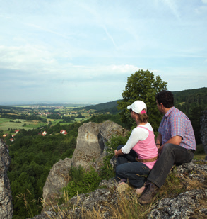 Mehrere Fernwanderwege wie der Sieben-Flüsse-Wanderweg, der Bamberger Rennsteigweg und der Frankenweg, aber auch der RegnitzRadweg verlaufen durch die Fränkische Toskana, ebenso mehrere