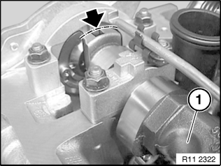 Die Ausgleichswellen verdrehen sich und müssen wie später beschrieben neu eingestellt werden. Motor an der Zentralschraube in Drehrichtung bis zur Zünd-OT-Stellung 1. Zylinder drehen.