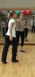 3 Die Schülerin tanzt spiegelverkehrt, sodass sich der Abstand während dem Rückschritt zwischen den Partnern vergrößert.
