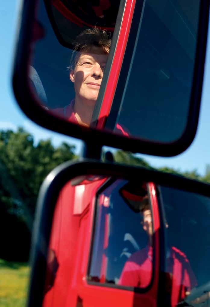 Ihr Herz schlägt für MAN: Simone Wenzel verlässt sich zu 100 Prozent auf ihren Lkw. Truckerin aus Leidenschaft: Simone Wenzel fährt seit 16 Jahren Lkw.