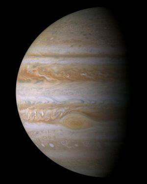 Die äußeren Gas-Planeten: Jupiter, Saturn, Uranus und Neptun Jupiter Jupiter ist der größte Planet im Sonnensystem und dreht sich alle 10 Stunden um die eigene Achse.
