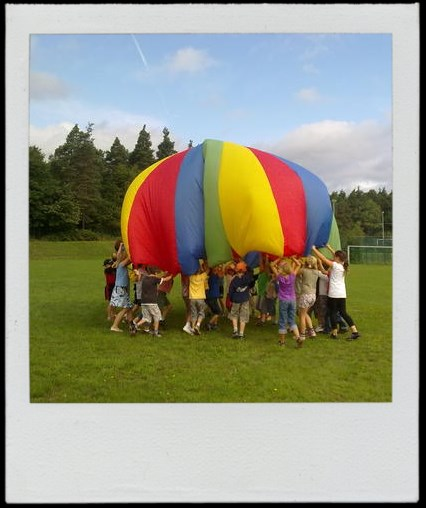 Fallschirmspiele Dienstag, 07.06. 15.00-17.00 Uhr Ein großer, bunter Fallschirm lädt zu allerlei Spielen und Abenteuern ein.