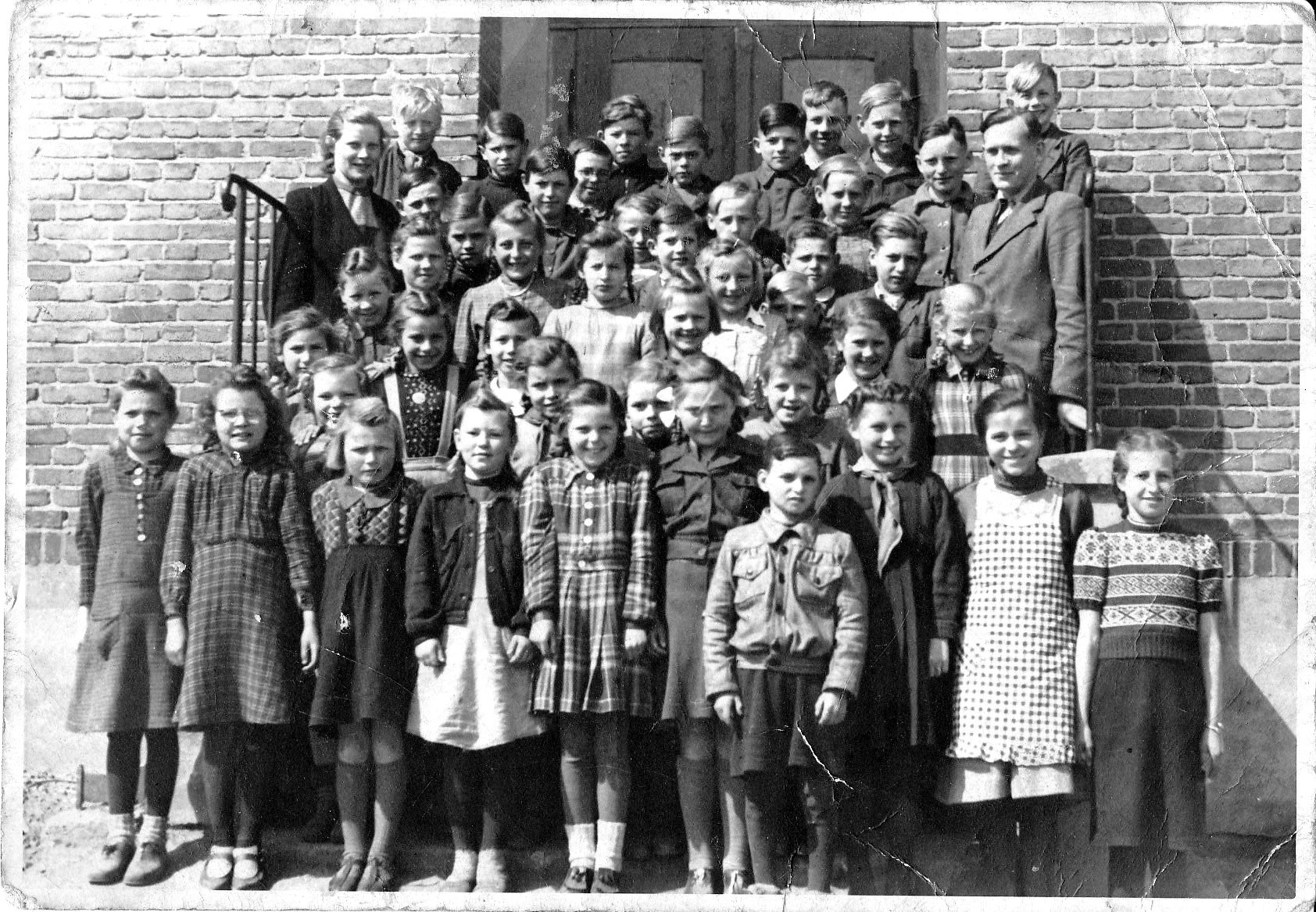 Kalenderblatt : Grundschüler vor der alten Schule in Gustow Das Foto stammt aus dem Jahr 1949 und zeigt die Schüler der Grundschule mit den Jahrgängen 1939 bis 1942 zusammen mit dem Lehrer und seiner